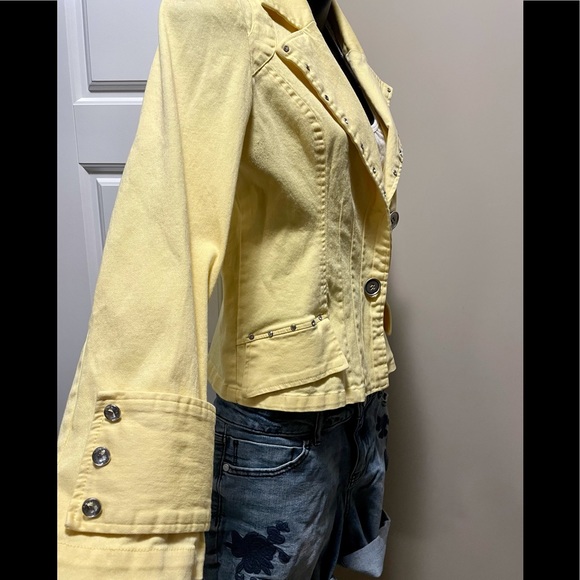 ๐พ ๐ tailored yellow blazer ๐ - Picture 3 of 5